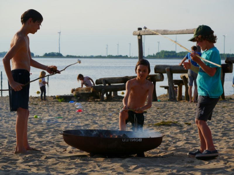 Marshollows roosteren op het strand bij de kidsclub op EuroParcs Bad Hoophuizen