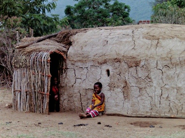 Masaï kinderen voor hun huis