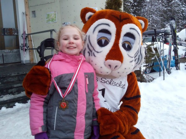 Na het skiën even poseren met de mascotte