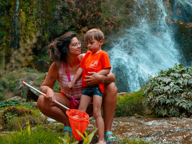 Tijdens een stopje vermaken we ons met een schepnetje om kikkers en visjes te vangen bij de Gostilje waterval in Servië