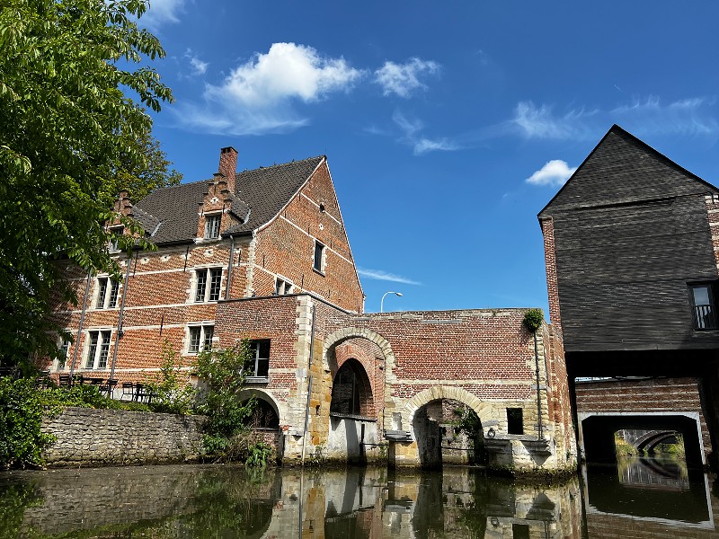 Mechelen kinderstad mooie gebouwen aan het water