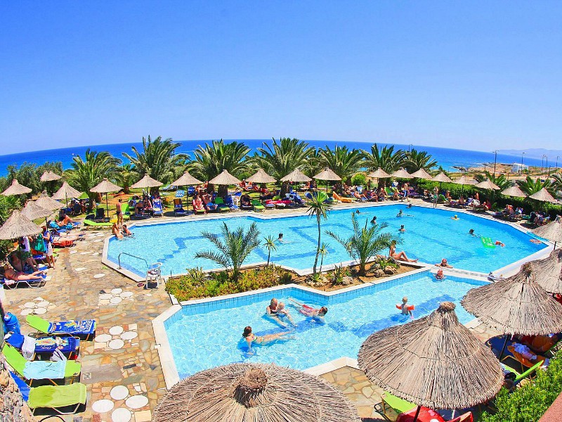 Het zwembad van Mediterraneo hotel op Kreta