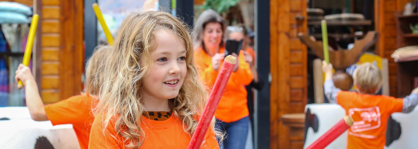 Ons team tijdens een dagje boerengolf en koetrommelen met de kids en hun ouders.