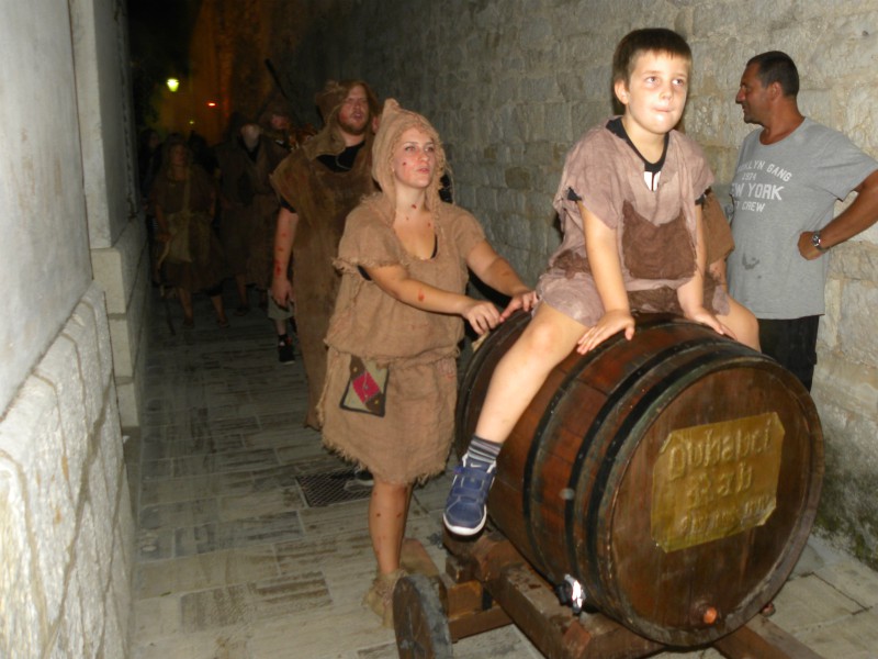 De melaatsen lopen door de stad