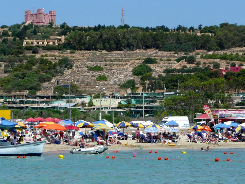 Drukte bij het strand van Mellieha Bay