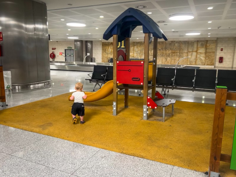 Speeltuintje bij de bagageband op het vliegveld van Menorca