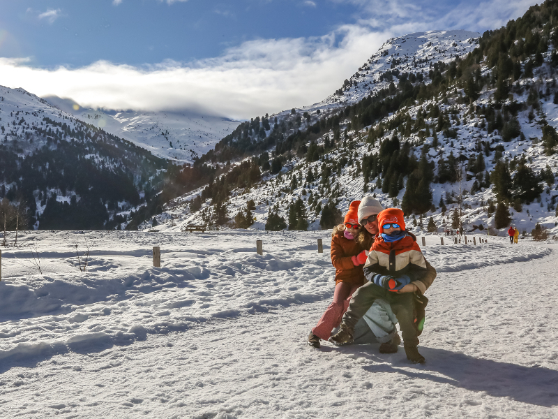 Elisabeth en de kinderen in Plan de Tuéda, een natuurgebied wat goed bereikbaar is vanaf Brides-les-Bains