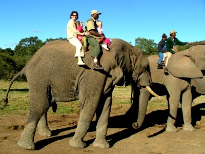 Ellen met kids op een olifant in Zuid-Afrika