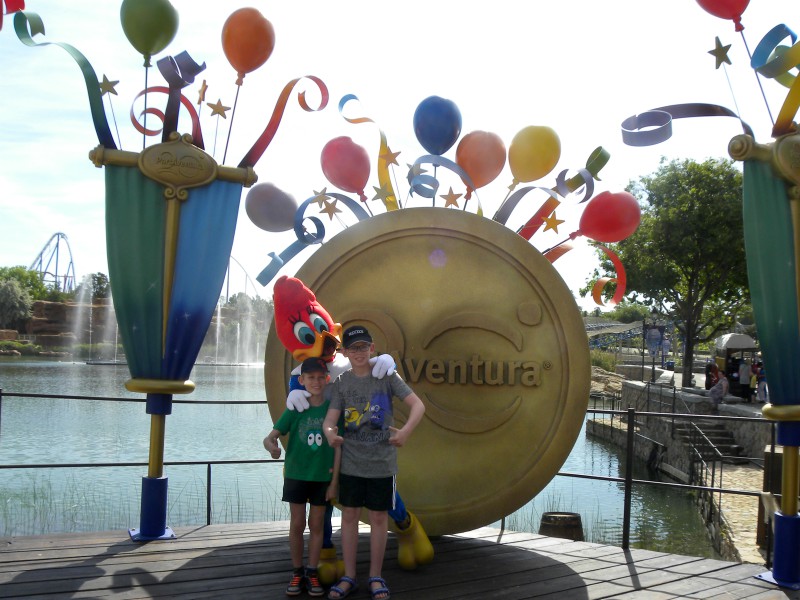 Onze jongens met Woody Woodpecker, de mascotte van Port Aventura