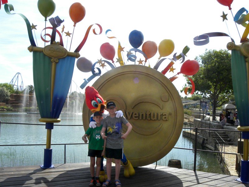 Zeb en Tycho poseren met mascotte Woody Woodpecker