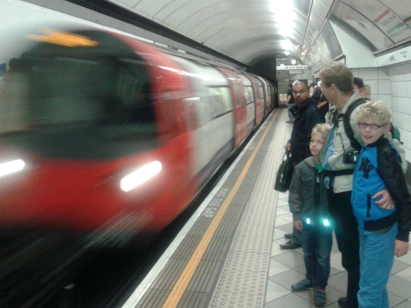 De metro in Londen is een feestje voor de jongens