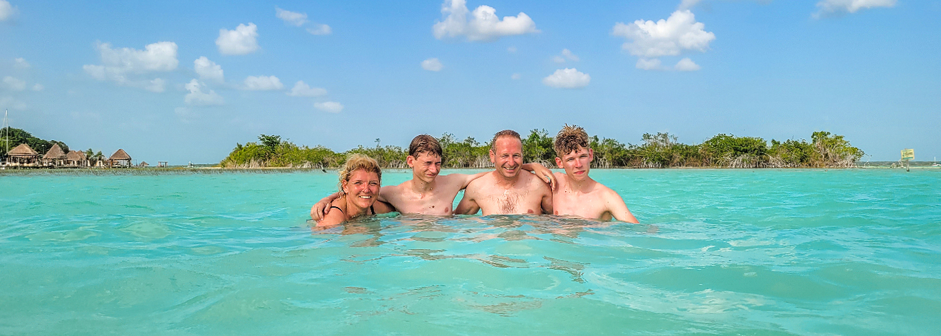 Sabine en haar gezin in de zee tijdens een recente rondreis door Mexico