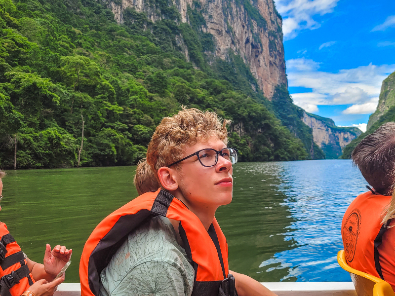 Onze oudste zoon tijdens onze meest recente reis naar Mexico, tijdens een vaartocht door de Canyon El Sumidera in Chiapas