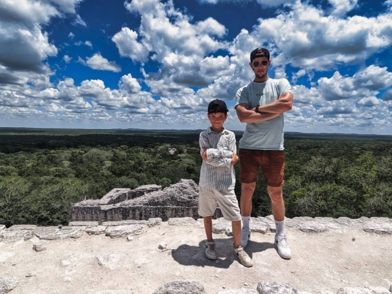 Mijn man en zoon op een Maya-tempel in Calakmul