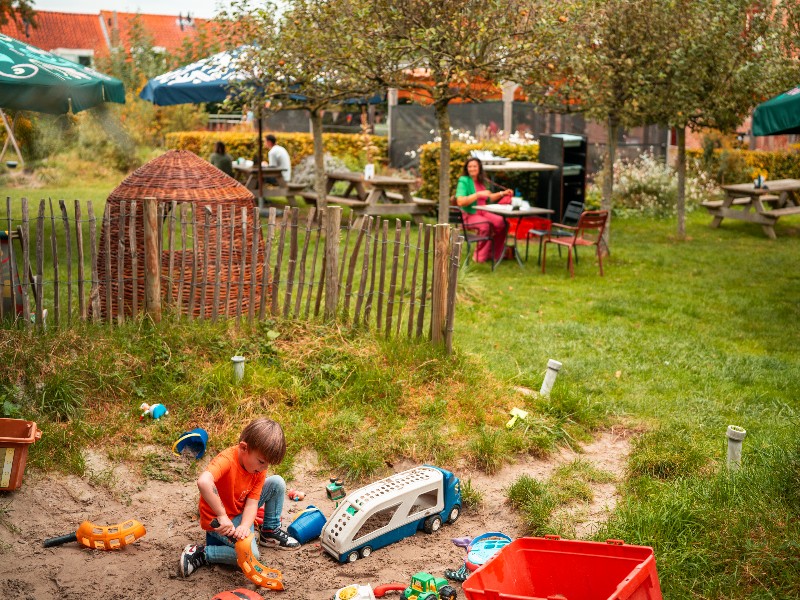 Otto speelt in de tuin van de Houttuinen in Middelburg