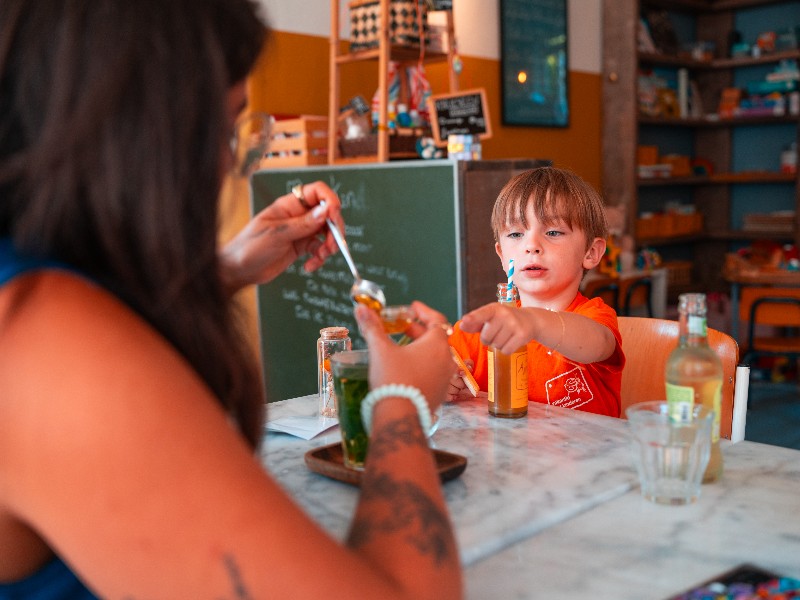 Lekker wat drinken en eten met de kids bij kindercafé 't Lokaaltje in Middelburg