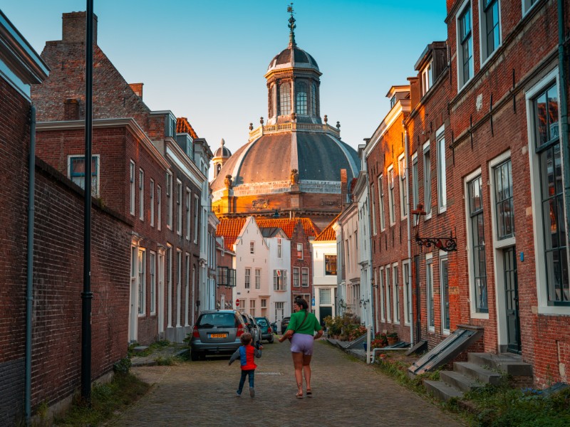 Struinen door de historische straten van het Zeeuwse Middelburg met het gezin