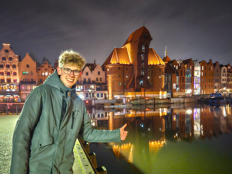 Zeb wijst de middeleeuwse kraan in Gdansk aan