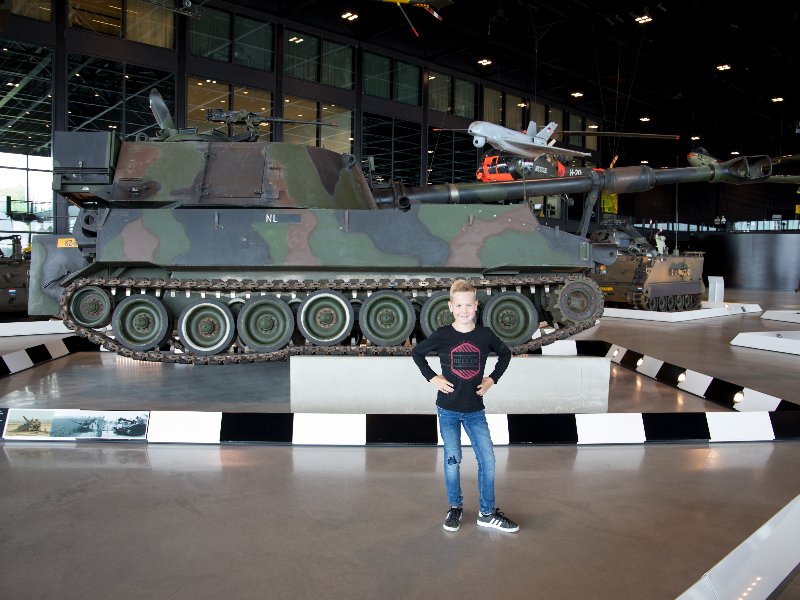 De slogan op de website zegt het al: “Er hangt avontuur in de lucht!” En zo voelde het voor de kinderen ook. We gaan naar het echte Nationaal Militair Museum.