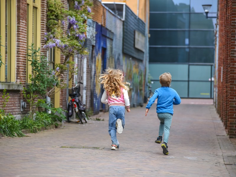 De kinderen van Elisabeth hollen door de stad Leeuwarden, op zoek naar de poppetjes van de Minature People speurtocht