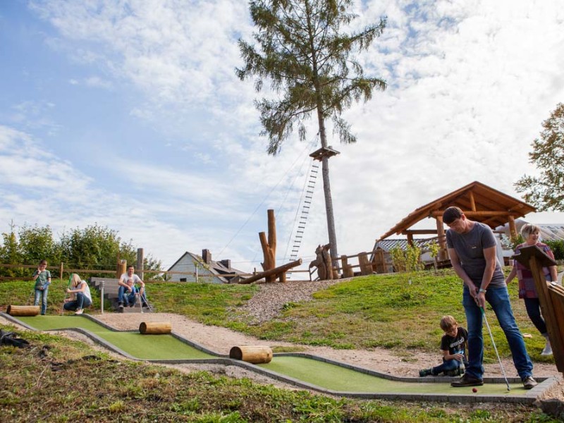 Er is ook minigolf! (Foto van Eifeladventures)