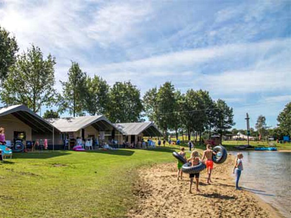 luxe tenten voor meertje op park kuierpad