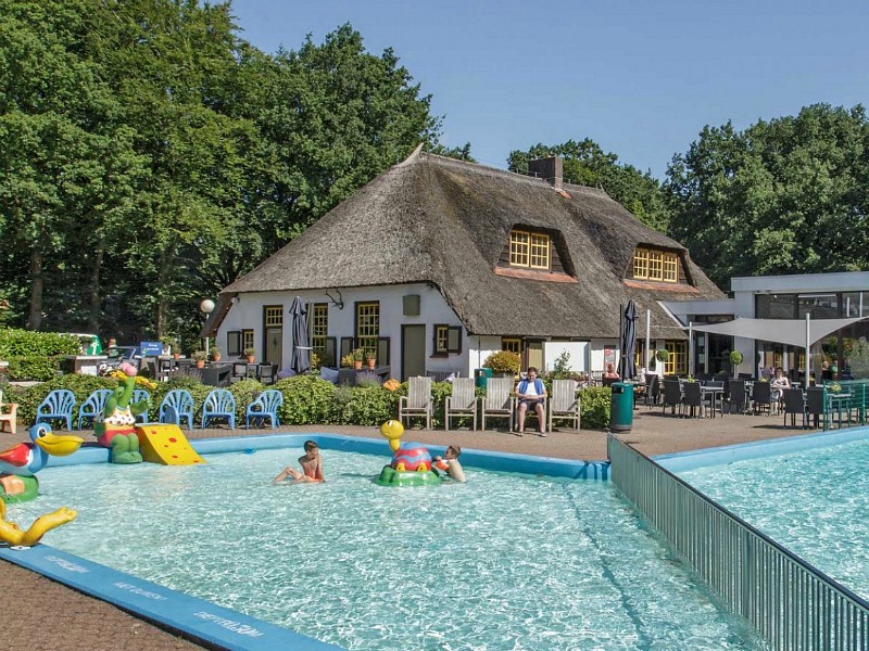 Het buitenbad met peuterbad bij de Leemkule