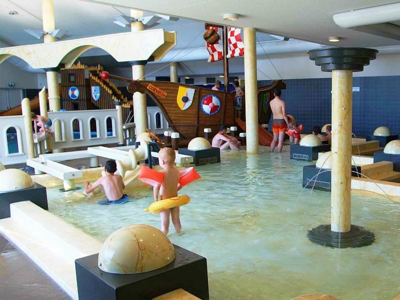 Het binnenbad heeft een leuk peuterbad