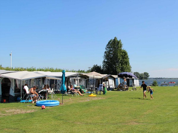 Kamperen aan het water bij Strandcamping Molecaten Flevostrand