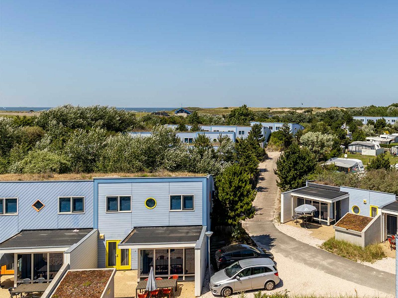 Het vakantiepark met de duinen en de zee op de achtergrond