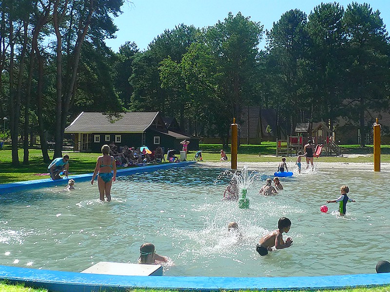 Buitenspeelplaats en -zwembad bij Molenheide