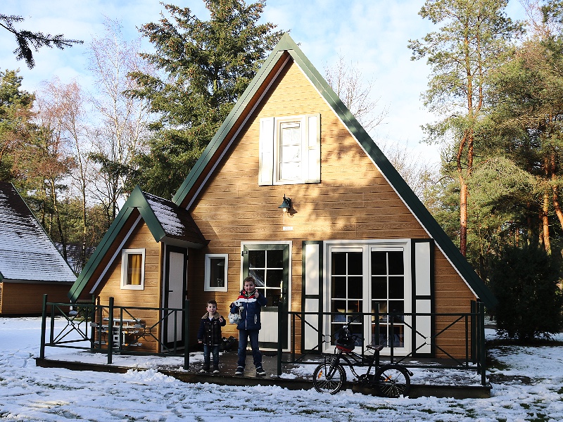 Cindy eet met gezin in familierestaurant vakantiepark Molenheide