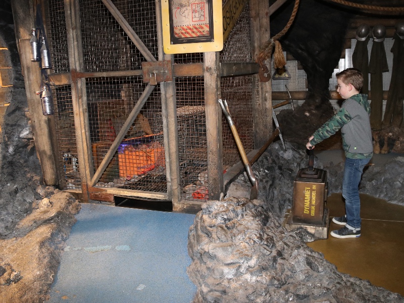 Mark speelt minigolf; De Vergeten Mijn.