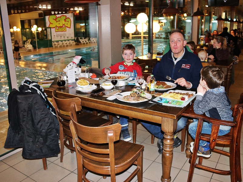Cindy eet met gezin in restaurant van vakantiepark Molenheide