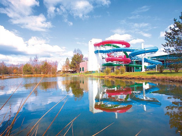 Glijbanen weerspiegelen in het meertje