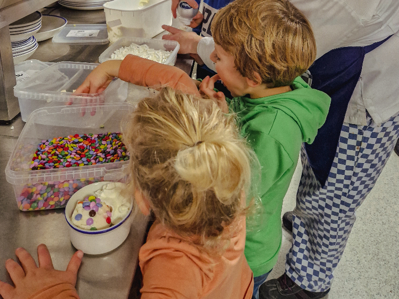Hoe cool is dat! gewoon in de keuken zelf je eigen ijsje klaarmaken bij vakantiepark Molenwaard!