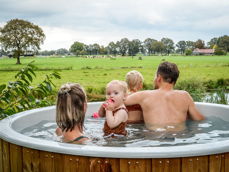 Uitzicht op de weilanden vanuit je hot-tub, bij Mölke kan het!