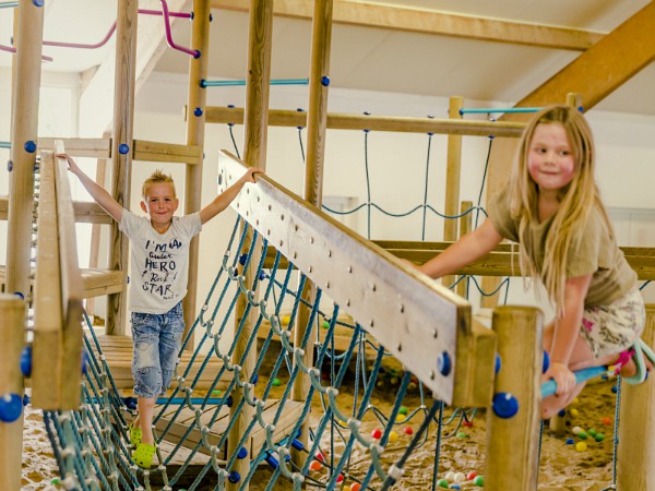Kinderen in de binnen speeltuin