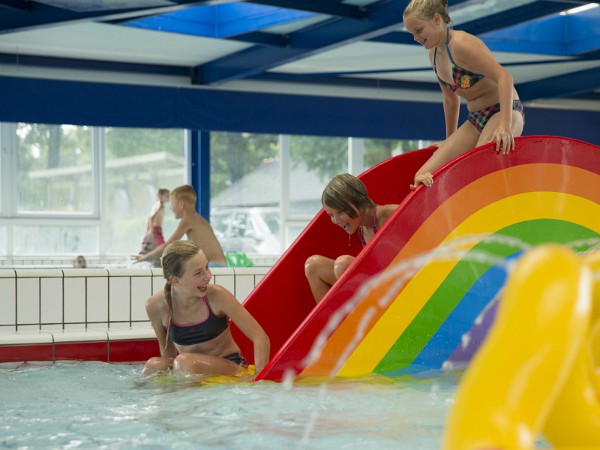 Plezier op de glijbaan in het zwembad