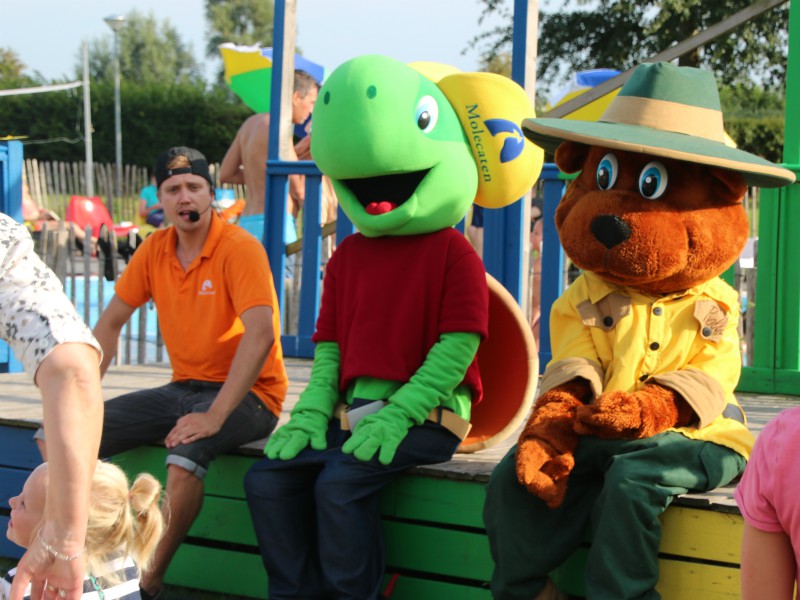 Bollo van Landal en Mollie van Molecaten doen samen de animatie