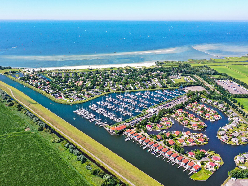 Uitzicht over het vakantiepark It Soal Workum aan het IJsselmeer met de bijbehorende jachthaven.