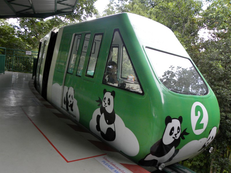 Met de monorail kan je de dierentuin door