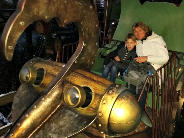 Samen met Tycho in de monorail in het Fantasy gebied