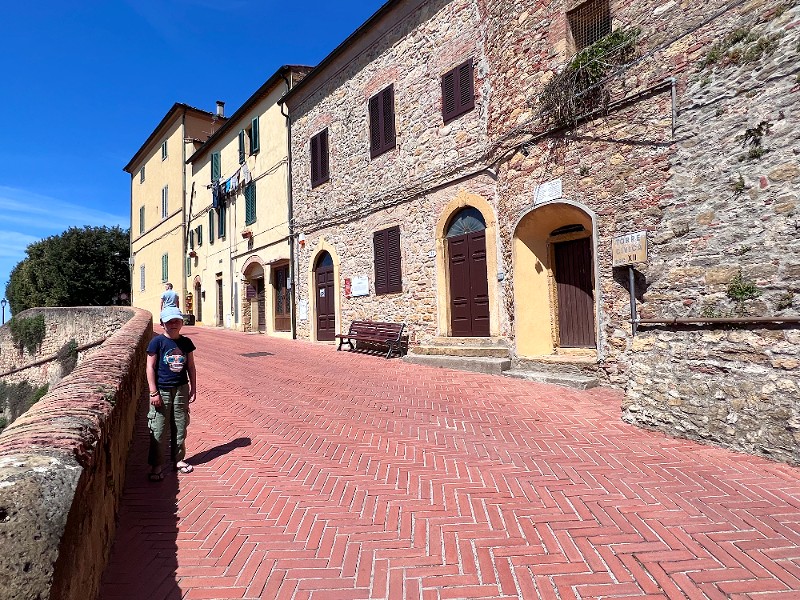 Wandelen door het stadje Montescudaio