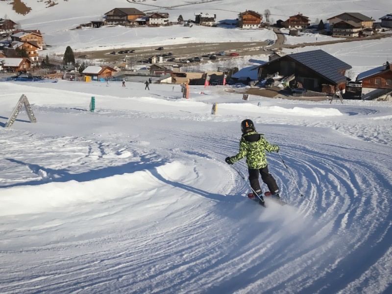 Mark skiet over de piste van St Magdalena naar beneden