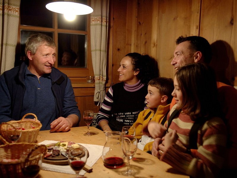 Gezin aan tafel met lekkernijen