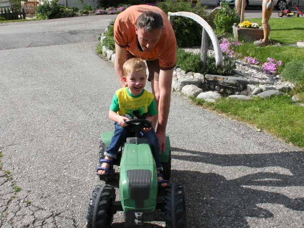 tractor rijden op het erf