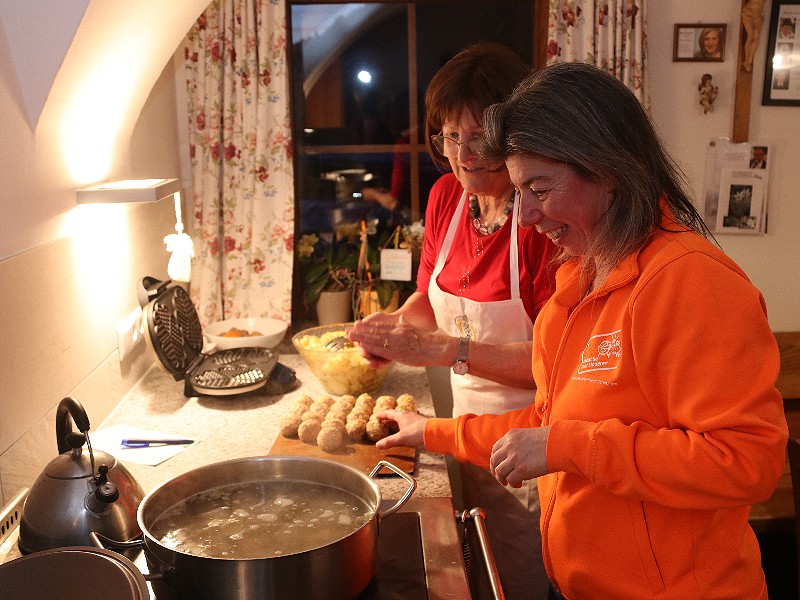 Cindy helpt de boerin op de Mudlerhof met koken