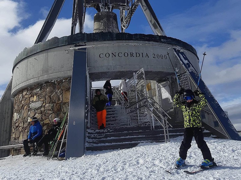 De zoon van Cindy tijdens het skiën in het kindvriendelijke Kronplatz in de Dolomieten