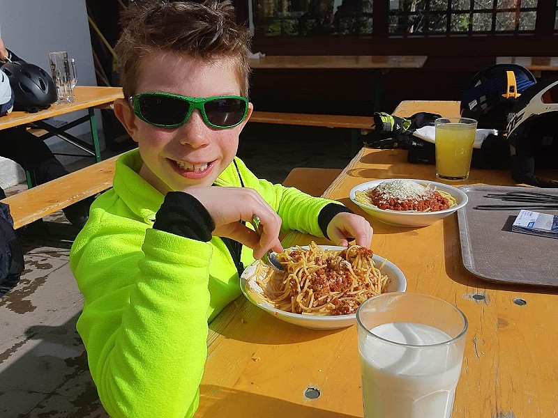 Lekker aan de pasta voor de bambini in Italie, tijdens een wintersport in de Dolomieten
